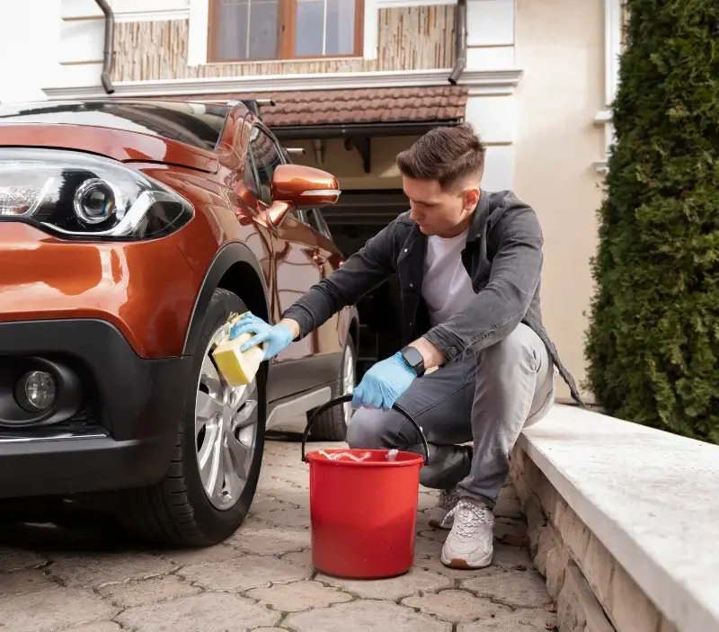 Lavage auto à domicile Lacourt-Saint-Pierre : professionnel intervenant sur un véhicule